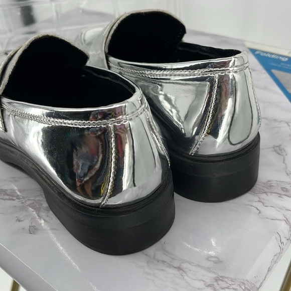 STEVE MADDEN Leedan Loafer Silver Metallic Moc Toe Preppy Futuristic 7.5 Comfy - Picture 5 of 5